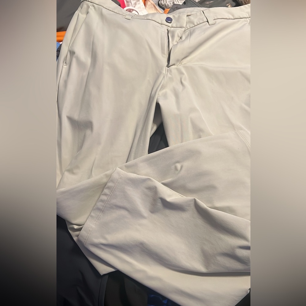 Lululemon in men’s light Khaki pants only worn a couple times. No flaws.